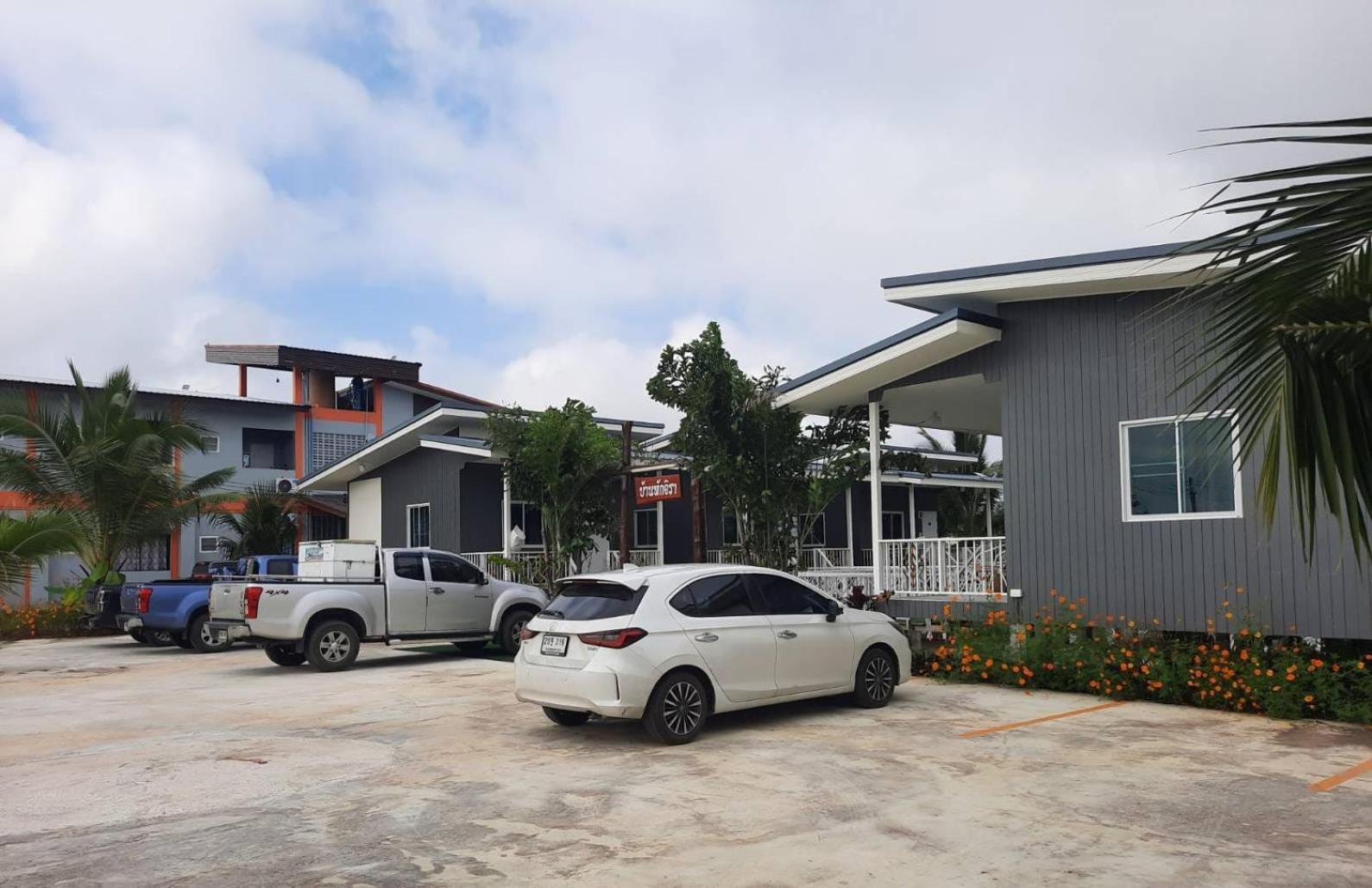 Jira Hotel Lampang Exterior photo