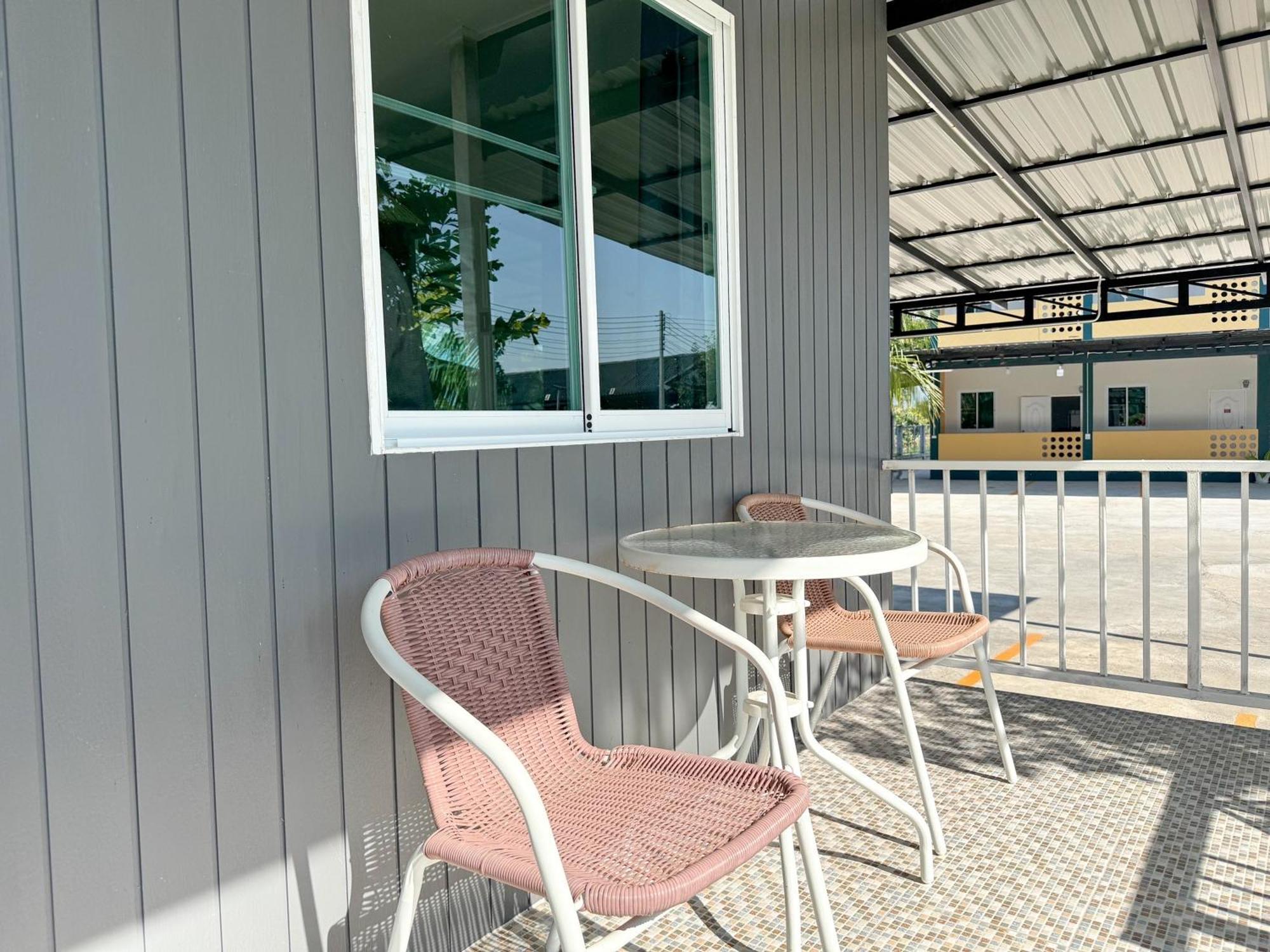 Jira Hotel Lampang Exterior photo